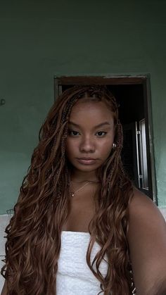 Half Brown Half Black Braids, Brown Protective Hairstyles, Boho Braids Body Wave, Justin Skye Braids, Honey Brown Boho Braids, Curly Box Braids For Black Women, Honey Brown French Curl Braids, Braids Hairstyles Brown, Auburn Boho Knotless Braids