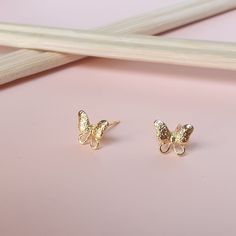 DESCRIPTION: These Dainty Butterfly Shaped Stud Earrings are crafted with gold-plated metal, featuring a minimalist butterfly design. Lightweight and elegant, perfect for everyday wear or as a thoughtful gift for bridesmaids. BEST FEATURES: A delicate and stylish butterfly shape adds a playful yet elegant touch. High-quality plating ensures long-lasting shine and durability. Perfect for all-day wear without irritation. Suitable for sensitive ears, safe to wear daily. Great for casual wear, speci Minimalist Butterfly, Dainty Butterfly, Butterfly Earrings Gold, Customer Gifts, Butterfly Earrings Stud, Butterfly Jewelry, Butterfly Shape, Delicate Earrings, Butterfly Earrings