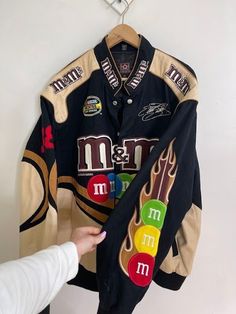 Foto - Google Fotos M&m Nascar Jacket, M&m Jacket, Vintage Racing Jacket, Cartoon Rappers, Nascar Jacket, Jacket Outfit Women, Bald Man, Racer Jacket