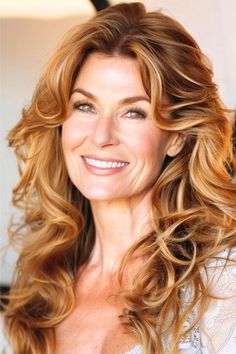 Long Waves with Center Part Hairstyle for Women Over 40 with Thick Hair. Haircut Ideas Brown Hair, Long Bob Haircut With Layers, Layered Thick Hair, Long Shaggy, Feminine Hairstyles, Ideas Haircut, Hair Dye Ideas, Medium Layered Haircuts