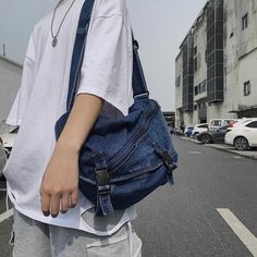 Hand-held large-capacity shoulder bag creative personality denim bag. Gender: Woman Style: casual fashion Type: Crossboady / Shoulder Opening method: zipper Hardness: medium to soft Material: Denim Width Height Thickness Material 40cm 21cm 14cm Denim