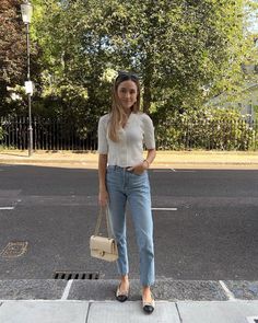 Kate Hutchins (@kateehutchins) • Fotos e vídeos do Instagram Cropped Jeans Outfit, Weekly Vlog, Smart Casual Work Outfit, All Things Work Together, Instagram London, Desert Fashion, Europe Outfits