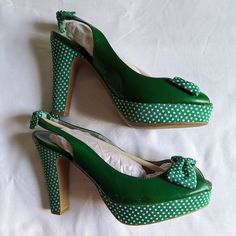 Miss Bisou 4 1/4" Heels Turquoise/White Polka Dot Leather And Grosgrain Peep Toe Bow On Toe Back Strap Size 8m Vintage Green Heels With Round Toe, Vintage Green Round Toe Heels, Green Platform Heels With Round Toe, Green Closed Toe Retro Heels, Green Platform Heels With Closed Toe, Retro Green Closed Toe Heels, Green Retro Closed Toe Heels, Green Retro Heels With Round Toe, Retro Green Heels With Round Toe