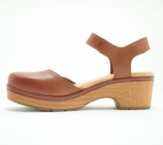 Open Toed Shoes, Clarks Sandals, Clog Sandals, Wood Heel, Teacher Teacher, Fashion 2024, Leather Clogs, Petite Jeans, Leather Mules