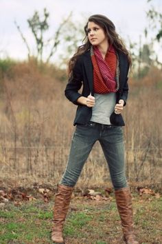 Senior Picture Ideas For Girls | Outfits For Senior Pictures For Girls Outfits With Scarf, Black And Brown Boots, Stonewash Jeans, Looks Jeans, Fashion Mode, Looks Style, Fall Winter Outfits, Brown Boots, Look Fashion