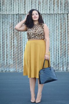 :: Midi Skirt :: #girlwithcurves #taneshaawasthi #curlyhair #naturalcurls #psstyle #psfashion #plussizeclothing #plussizeblog #plussizefashion Mustard Skirt, Leandra Medine, Giovanna Battaglia, Neutral Shoes, Curvy Fashionista, Yellow Skirt, Shirt Girl, Sarah Jessica Parker, Midi Skirts