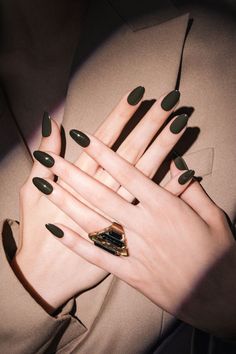 Khaki Nails, Dark Color Nails, Old Money Nails, Money Nails, Kutek Disney, Casual Nails, Pretty Gel Nails, Dark Nails