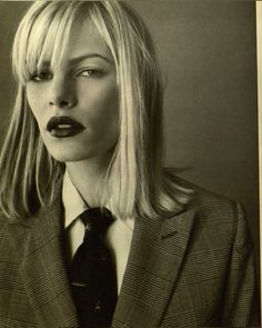 Women Wearing Ties, 80s And 90s Fashion, Diane Keaton, Androgynous Fashion, Menswear Inspired, Vogue Fashion, Look Fashion, 90s Fashion, Editorial Fashion