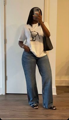 Chic Day Outfits, Casual Jeans Outfit Black Women, Black Woman Aesthetic Outfits, Essential Shirt Outfit Black Women, Business Casual Black Women Summer, Big Shirts Outfits Black Women, Simplistic Outfits, Chic Black Women, Everyday Outfits Black Women