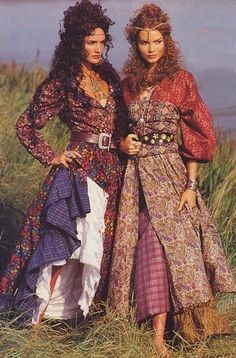 Old boho... From a vintage Liberty Fabrics ad in Vogue Patterns Magazine, around 1990. Isabel Lucas, Moda Hippie, Mode Hippie, Estilo Hippie, Hippy Chic, Vogue Patterns, Mori Girl, Hippie Bohemian, Hippie Chic