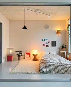 a bed room with a neatly made bed and two lamps on the side of it