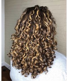 Balayage Brunette Short, Black Naturally Curly Hair, Caramel Hair Highlights, Curly Hair Pictures, Aveda Hair Color, Highlights Hairstyles, Caramel Blonde Hair, Painted Highlights, Dark Curly Hair