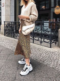 - rodeo.blogg.se Falcon Outfit, Dad Shoes Outfit, Dad Sneakers Outfit, Leopard Print Midi Skirt, Sneakers Outfit Men, Stem Challenge, Ugly Shoes