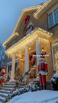 Christmas House Exterior, Creative Christmas Cookies, Christmas Lights Outside, Red And Gold Christmas Tree, Christmas House Lights, Christmas Destinations, Eco Friendly Christmas, Christmas Decor Inspiration, Fun Christmas Decorations