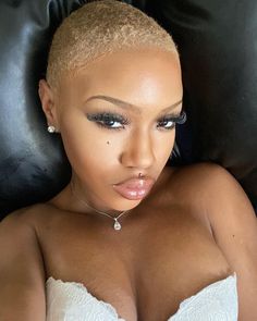 Queen Amina. on Instagram: “i promise the 1st n last are different” Buzz Cut Black Women, Hair Clours, African American Short Haircuts, Queen Amina, Pictures Of Short Haircuts, Golden Blonde Hair Color, Women Haircut, Blonde Natural Hair