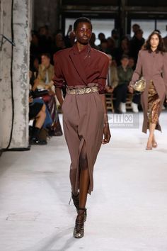 Dries Van Noten Ready To Wear Spring Summer 2025 Paris - NOWFASHION Autumn 2025 Fashion Trends, Fashion Trends 2025 Spring Summer Women, Runway Skirt, Mocha Mousse, Fashion Bible, Woman Suit Fashion