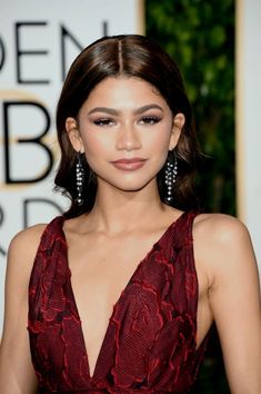 Maroon Dress Makeup, Makeup For Burgundy Dress, Spider Society, Golden Globes Hair, Zendaya Makeup, Prom Makeup For Brown Eyes, Hair Tuck, Celebrity Makeup Looks, Red Carpet Hair