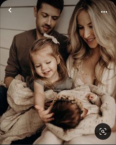 Winter Family Newborn Pictures, Newborn Family Pictures Studio, Family Photoshoot With Newborn, Lifestyle Newborn Family, Mother Baby Photography, Baby Boy Newborn Photography, Cute Family Photos