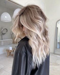 Platinum Blonde With Root Melt, Blonde With Shadow Roots And Money Piece, Balayage Hair Blonde With Money Piece, Blonde Balayage Dark Roots, Winter Blonde Balayage, Coiffed Hair, Cream Blonde Hair, 2024 Haircuts