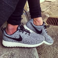 Nike Roshe Run sneakers are awesome. But which pair to choose? In search of the perfect Nike Roshe Run sneakers. #Fitgirlcode Kasut Nike, Sport Videos, Skirt Diy, Sneaker Shop, Haikou, Nike Free Run, Roshe Run, Nike Shoes Cheap, Nike Roshe Run