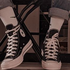 Converse Shoes Chuck 70, Shoes Men Converse, Converse Shoes Vintage, Retro Converse Outfit, Chuck 70s Aesthetic, Mens Shoe Aesthetic, Converse Chuck 70 Aesthetic, Shoes Aesthetic For Men