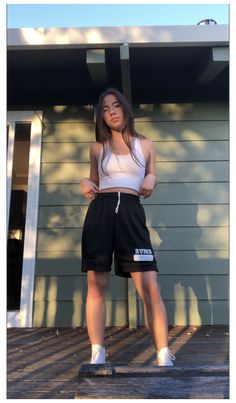 Outfit Ideas Basketball Shorts, Styling Basketball Shorts Women, Grey Basketball Shorts Outfit, Basketball Fashion Women, Women In Basketball Shorts, How To Style Basketball Shorts Women, Basketball Shorts Outfit Aesthetic, Basketball Short Outfits Women, Baggy Athletic Shorts Outfit