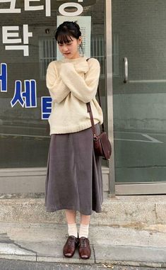 Korean Light Academia, Long Skirts And Sweaters, Fall Outfit Long Skirt, Fall Outfits Long Skirt, Winter Outfits Long Skirts, Outfits To Wear In Japan, Sweater And Long Skirt Outfit, Long Skirt And Sweater Outfit, Korean Outfits Skirts