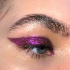 Shared by ♡ Ｄｉａｎａ ♡ 🍒. Find images and videos about tumblr, aesthetic and makeup on We Heart It - the app to get lost in what you love. Purple Liner, Festival Make Up, Creative Makeup Looks, Makeup Goals, Celine Dion, Eyeshadow Looks