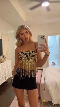 Gold Concert Outfit, Las Vegas Outfit Ideas Night, Gold Festival Outfit, Hot Party Outfits, Casino Night Party Outfit, Outfit Night Out Club, Coldplay Outfit, Casino Night Outfit, Hot Club Outfits