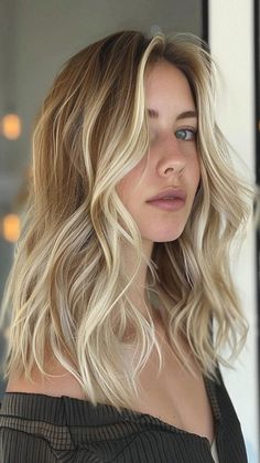 Dirty Blonde Hair Ideas, Fluffy Bob, Haircut 90s, Hair Styles Long Hair, Subtle Blonde Highlights, Blonde Hair Ideas, Hair Color Unique