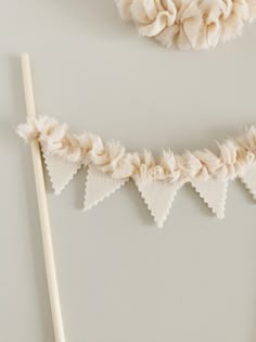 Cake topper made from felt triangles and muslin fringes. Handmade product for perfect photoshoot. X Tool M1, Felt Party Hat, Vintage First Birthday, 1st Birthday Decor, Cake Smash Photoshoot, Ideas Picnic, Photoshoot Party, Smash Photoshoot, Baby Birthday Ideas