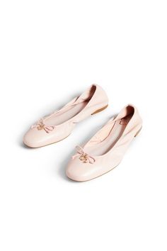 Elegant ballet pumps with a charming bow detail
Crafted from supple leather for a luxurious feel
Rounded toe for a flattering silhouette
Slip-on style for easy on and off
Lightly cushioned insole for all-day comfort
Exude effortless sophistication with these chic ballet pumps from Ted Baker. The delicate bow embellishment lends a feminine touch, while the sleek leather construction ensures a polished look. Ideal for casual outings, these flats can be styled with tailored trousers and a silk blouse for a refined ensemble, or paired with a flowy dress for a more relaxed vibe. Their versatility makes them a wardrobe staple for the modern woman on the go. Holiday Outfits Summer, Holiday Outfits Women, Womens Ballet Flats, Ballet Pumps, Sheep Leather, Leather Bows, Ted Baker London, Ballet Flat, Flowy Dress