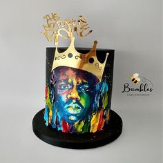 there is a cake decorated with the image of a man wearing a crown on top