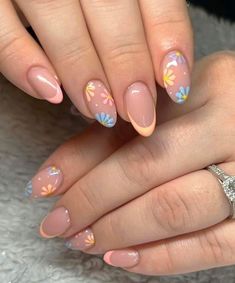 Spring Nail Art Almond, White Tip Acrylic Nails With Flowers, Natural Flower Nail Designs, Almond Nails Floral Design, Short Aesthetic Almond Nails, Floral Pastel Nails, Classy Summer Nails Almond, Floral Nails Almond Shape, Nail Inspo Flower Design