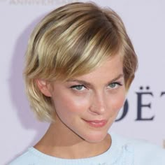 Stacked Haircut, Melena Bob, Fine Hair Cuts, Lydia Hearst, Leigh Lezark, Short Layered Bob, 90s Haircuts, Choppy Cut, Short Haircuts With Bangs