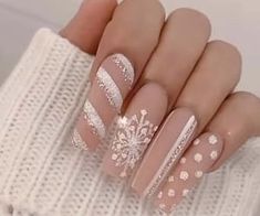 Winter Holiday Nails 2022, Acrylic Nails Coffin Christmas, White Nails Christmas Design, Acrylic Nails Coffin Winter, New Years Nails Coffin, Elegant Christmas Nails Classy, Short Christmas Acrylic Nails, New Years Nails 2022 Trends, Christmas Nails Neutral