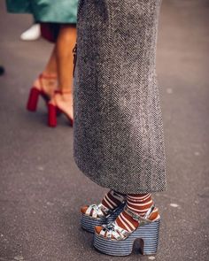 Parisian Glamour, Camel Boots, Jenna Lyons, Fashion Calendar, Beige Boots, Cool Girl Style, Expensive Shoes, Street Style Shoes, Best Shoes