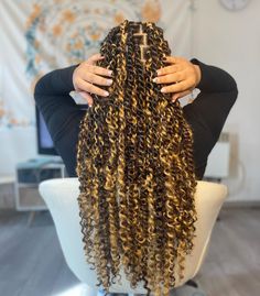 knotless braids look scalpy Brown Knotless Braids, Brown Knotless, Knotless Braids Hairstyles, Vibrant Makeup, Sew In Hairstyles, Colored Braids, Small Braids, Jumbo Braids, Braids With Beads