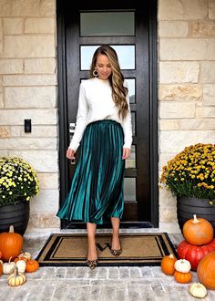 Green Pleated Skirt, Pleated Skirt Outfit, Chique Outfit, Cute Christmas Outfits, Trendy Christmas Outfits, Outfits Dressy, Midi Skirt Outfit, Christmas Party Outfit, Christmas Outfits Women