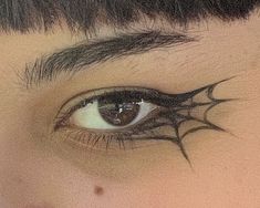 Simple Halloween Makeup Looks For Men, Almond Shape Eyes Makeup, Eyeliner For Cat Eyes, Spiderman Eyeliner Ideas, Webbed Eyeliner, Goth Eyeliner Easy, Halloween Makeup Looks Eyeliner, Subtle Halloween Eyeliner, Black Eyeliner Looks Creative