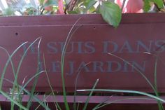 there is a bench that has grass growing on it and the words sus dang je jardin