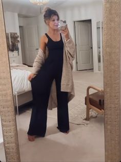 Edgy Work From Home Outfits, Parisian Loungewear, Business Casual Loungewear, Black Wide Leg Lounge Pants Outfit, Sunday Lounge Outfit, Black Loungewear Outfits, Loungewear 2023, Edgy Loungewear, Lounge Wear Outfits Stylish