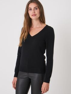 Fine knit Organic cashmere GOTS certified V-neckline with ribbed edge Long sleeves with ribbed cuff Straight knitted sweater Body-hugging fit Hand wash, dry cleaning possible 100% Organic Cashmere (GOTS-certified) Nye Outfits, Cashmere Jumper, Sweater Black, Knitted Sweater, V Neck Sweater, Hat Hairstyles, Holiday Outfits, Cashmere Sweaters, Sweater Jacket