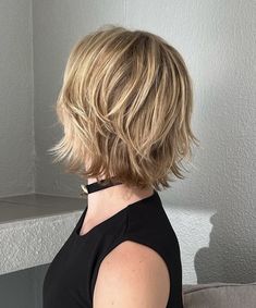 Short Hair With Layers Aesthetic, Cool Blonde Short Hair, Short Messy Blonde Hair, Short Shaggy Blonde Hair, Niamh Adkins Short Hair, Bixie Colour Haircut, Shaggy Short Hair Straight, Drew Barrymore Short Hair, Short Blonde Layered Hair