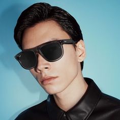 Uma aliança entre lentes invertidas e um estilo icônico. Da armação às lentes, o Boyfriend Reverse RBR0501S é marcante, inovador e de base biológica. . Conheça a primeira lente invertida Ray-Ban. Modelos atemporais reimaginados com um twist que ninguém esperava, mudando o formato convencional das lentes para uma visão nítida e estética revolucionária. . As lentes Reverse acompanham a curva natural das ma�çãs do rosto para um ajuste perfeito e universal. . A coleção Ray-Ban Reverse Collection foi Sunnies, Prada, Fendi, Solar, Dior, Twist