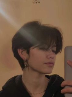 Short Tomboy Haircut, Genderfluid Haircut, Non Binary Haircuts, Hair Tomboy, Tomboy Haircut, Short Hair For Boys, Androgynous Hair, Tomboy Hairstyles, Short Hair Tomboy