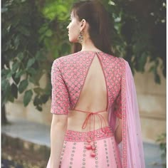 Indian Blouse Designs, Outfit Elegantes, Blouse Designs Catalogue, Backless Blouse Designs, Lehenga Blouse Designs, Blouse Back Neck Designs, Blouse Design Images, Sari Blouse Designs, Indian Saree Blouses Designs