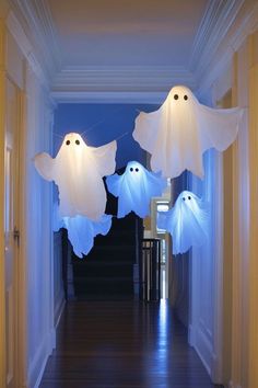 Halloween Decorated Hallway, Hall Halloween Decorations, Halloween Decor At Home, Light Up Halloween Decorations, Halloween Hallway Decorations Entryway, Halloween Decor Hallway, Halloween Cute Decor, Diy Halloween Decorations For Office, Best Halloween Decorations Outside