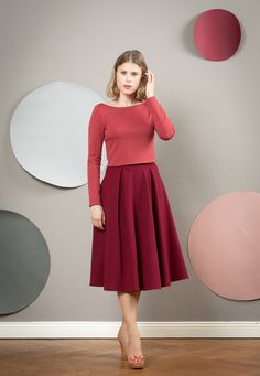 Simple elegance! Livia is a swinging skirt in an autumnal bordeaux red, with two basement folds in the front. It has a classic midi length. The skirt sits right at the waist and a cuff provides a comfortable, flattering fit. Livia has side pockets and looks casual and modern. The fabric is elastic, so it does not require a zipper. A wonderful skirt that can be combined with our Top Gianna or Amina. The skirt is available in two lengths. 70 cm or 77 cm. Livia is available in sizes 36-42. Or made Fall Midi Dress With Gathered Skirt, Red Pleated Midi Skirt For Fall, Red Midi Pleated Skirt For Fall, Red Flared Pleated Skirt For Work, Red Flared Dress With Relaxed Skirt, Red Dress With Relaxed Flared Skirt, Fall Full Pleated Skirt With Box Pleat, Chic Burgundy Midi Skirt, Fall Dresses With Pleated Relaxed Skirt