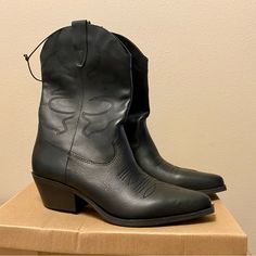 Nib Steve Madden Hayward Black Leather Western Cowboy Boots Leather Upper With Synthetic Lining. A Chic Take On The Classic Western Boot. Detailing On Front And Back Of Boot. Small Knick On Right Boot - See Second Photo. New In Box, Box Is Damaged. Black Faux Leather Western Boots, Black Western Style Faux Leather Boots, Western Black Leather Martin Boots, Black Leather Western Martin Boots, Western Black Martin Boots With Pointed Toe, Black High Ankle Western Martin Boots, Black Western Mid-calf Boots Medium Width, Black Mid-calf Boots With Snip Toe For Spring, Western Style Black Mid-calf Boots Medium Width